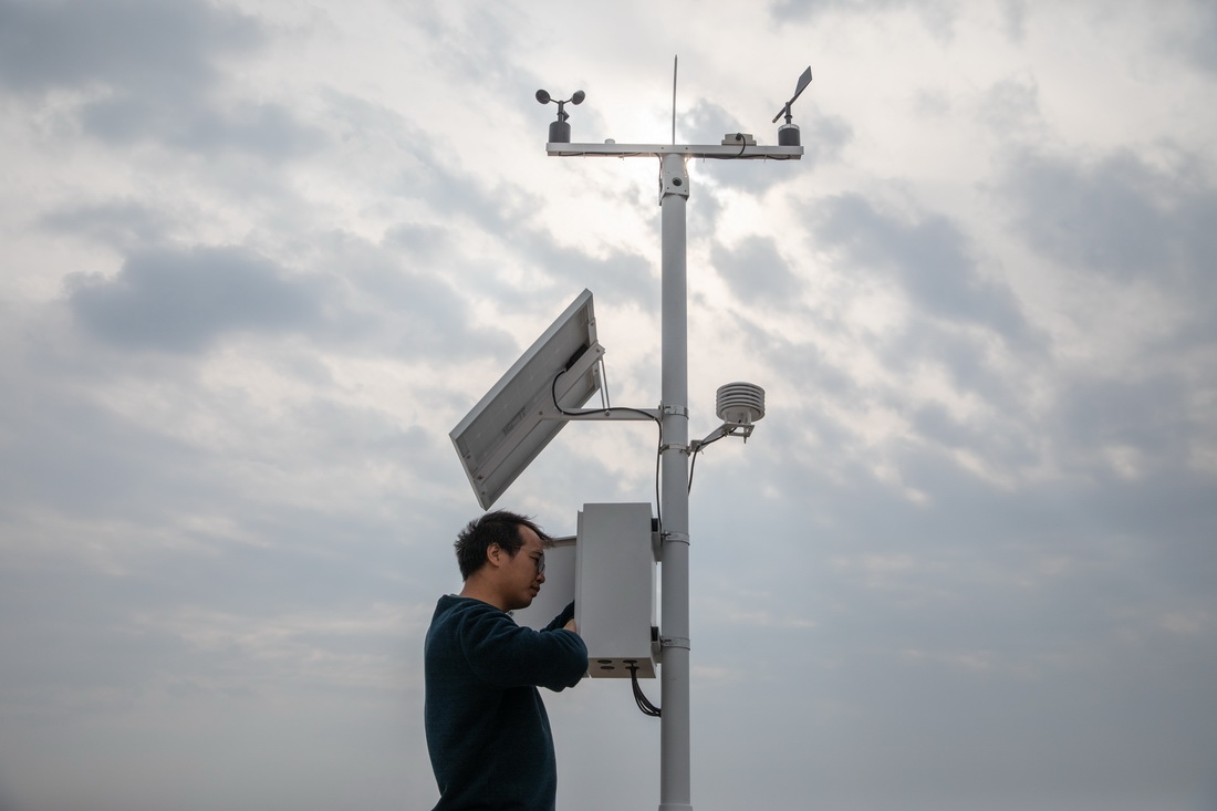 在北大荒集團(tuán)閆家崗農(nóng)場有限公司農(nóng)業(yè)現(xiàn)代化示范區(qū)，工作人員在調(diào)試氣象設(shè)備（4月27日攝）。新華社記者 張濤 攝