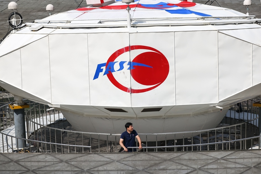 2022年8月25日，F(xiàn)AST運行和發(fā)展中心常務(wù)副主任、總工程師姜鵬在饋源艙前（維護保養(yǎng)期間拍攝）。新華社記者 歐東衢 攝