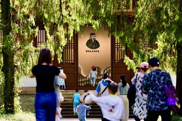 游客參觀位于福建武夷山朱熹園的武夷精舍（2022年6月6日攝）。新華社記者 姜克紅 攝