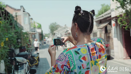 柳芭在胡同里采風(fēng)。人民網(wǎng) 張若涵攝