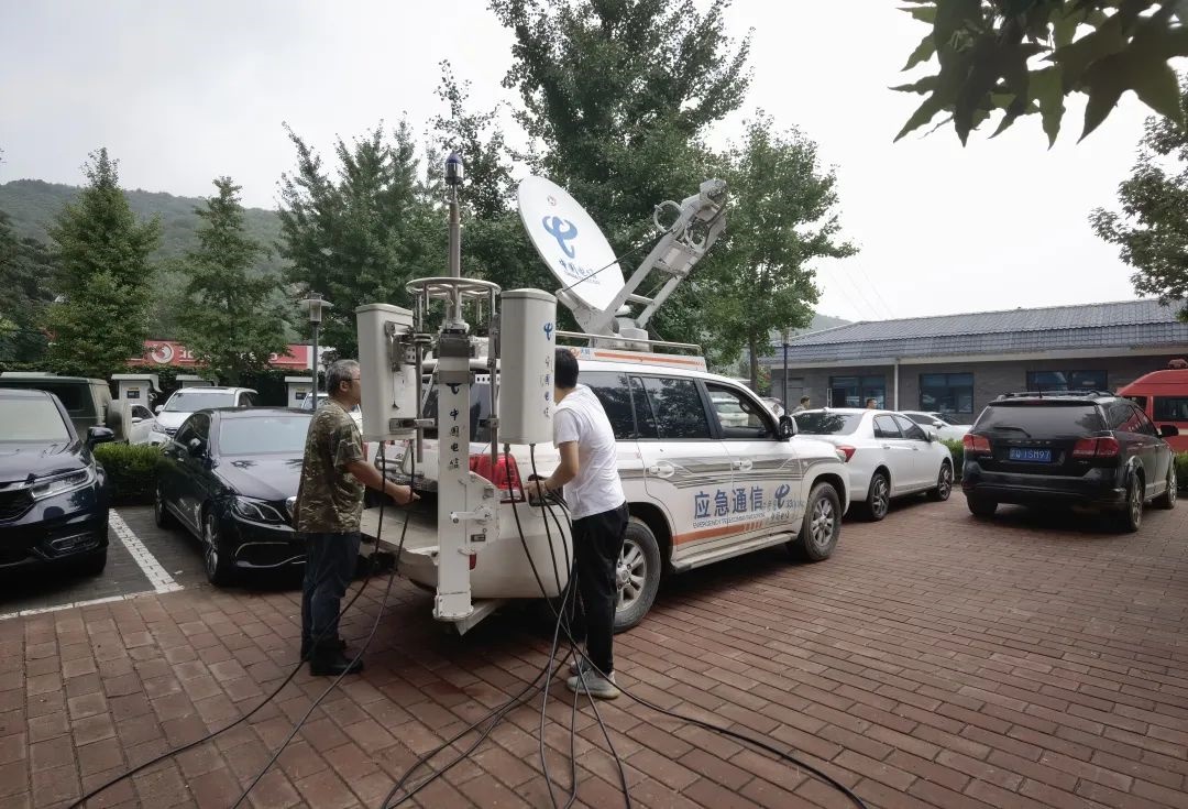 工作人員正在進行通信搶修。 受訪者供圖