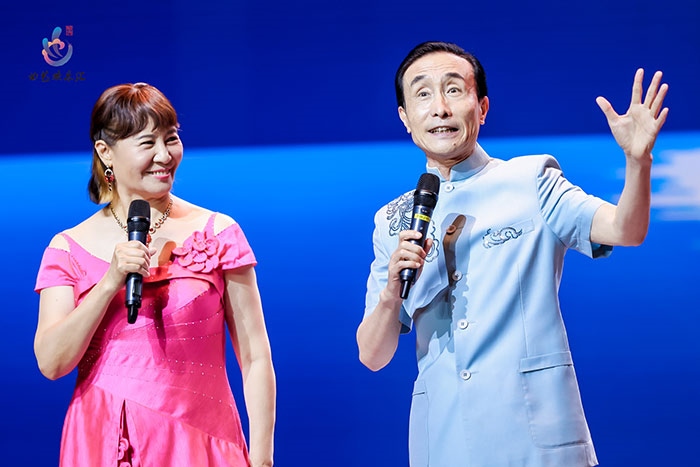 小品表演藝術(shù)家鞏漢林、金珠在演出現(xiàn)場。主辦方供圖