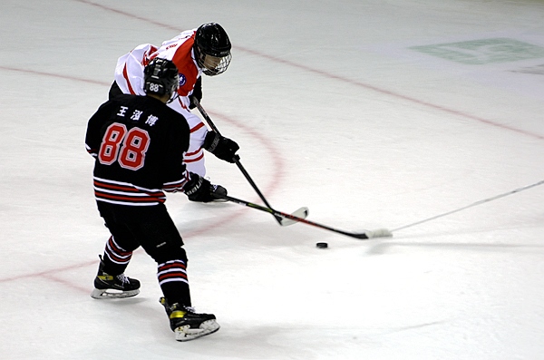 陜西隊球員馬思成與黑龍江隊球員王泓博爭搶。人民網記者 胡雪蓉攝