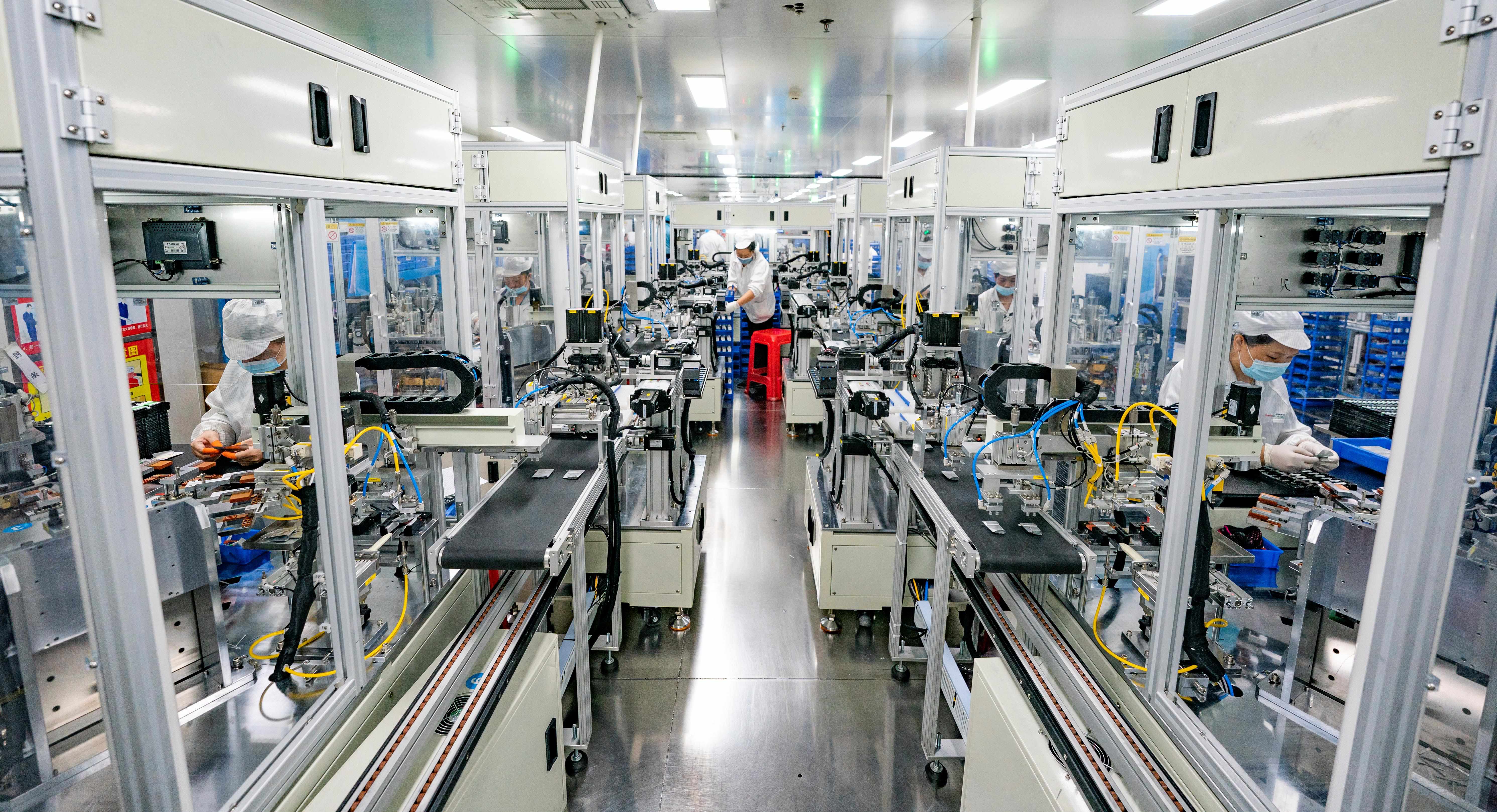 2023年5月17日，江西新余一家電子公司生產(chǎn)車間內(nèi)，技術(shù)工人在鋰電池生產(chǎn)線忙于趕制訂單產(chǎn)品。