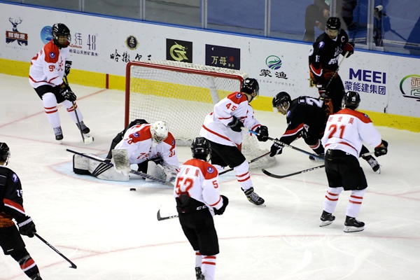 門前混戰(zhàn)。人民網(wǎng)記者 胡雪蓉攝