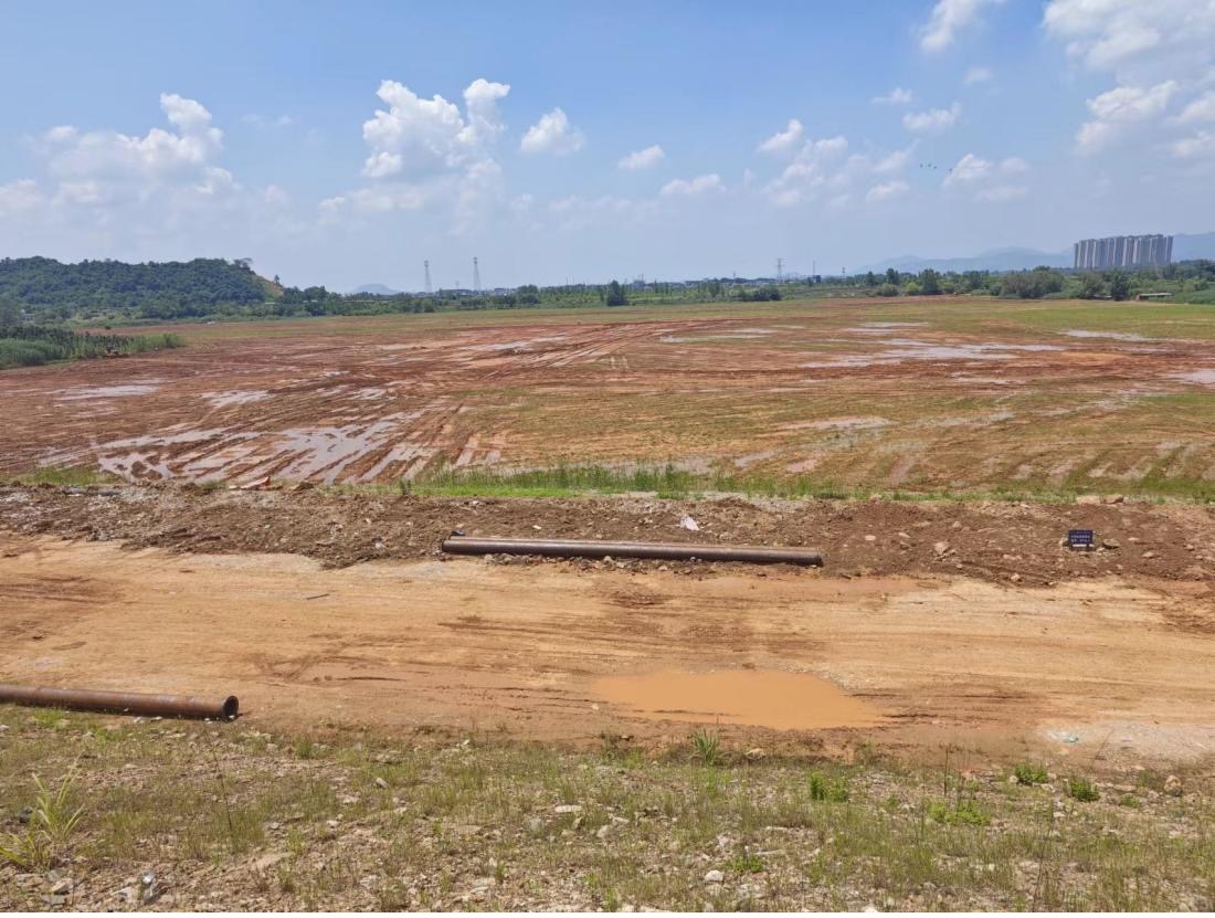 污染控制工程區(qū)域土地已被平整。 人民網(wǎng)記者 黃鈺攝