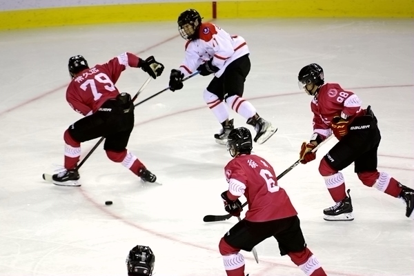 重慶隊(duì)球員常久遠(yuǎn)(左)與陜西隊(duì)球員呂知宜拼搶。人民網(wǎng)記者 胡雪蓉?cái)z