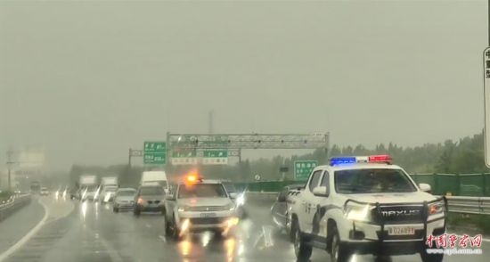 8月2日，京港澳高速，高速交警涿州大隊(duì)警車帶道引導(dǎo)救援物資車隊(duì)進(jìn)入涿州災(zāi)區(qū)。