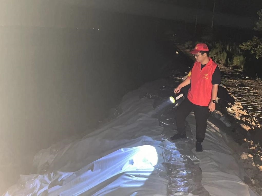 太平鎮(zhèn)干部晚上巡查南小埝。（采訪對(duì)象供圖）