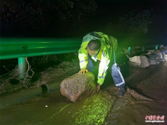 7月31日，張涿高速，高速交警涿鹿大隊(duì)民警清理山體滑坡路面落石。