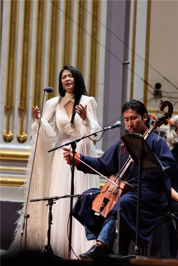 圖片說明： 8月5日，2023愛丁堡國際藝術(shù)節(jié)開幕式音樂會《慈悲頌》的演出現(xiàn)場。藝術(shù)節(jié)組委會供圖