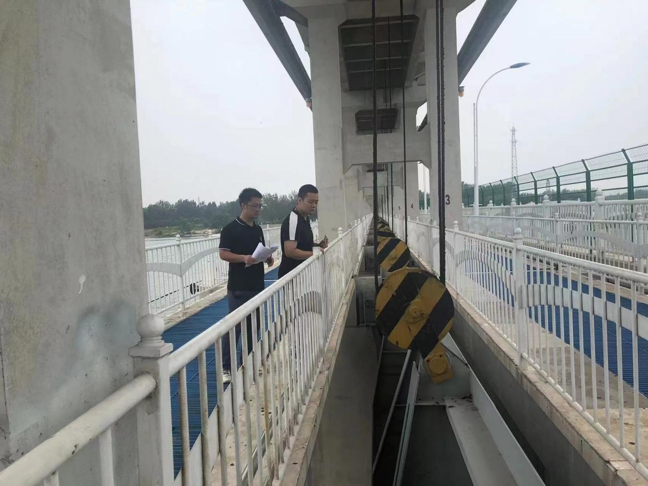 海委海河下游管理局獨流減河進洪閘管理處工作人員檢查水閘閘門啟閉機。受訪者供圖