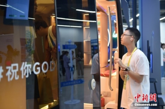 圖為學(xué)員們在首鋼園內(nèi)的百度Apollo Park參觀。<a target='_blank' href='/' ><p align=