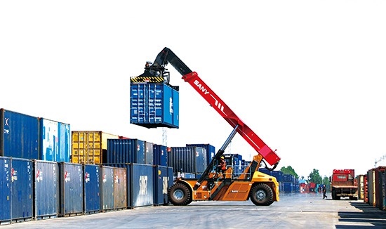 石家莊國際陸港內(nèi)整裝待發(fā)的集裝箱。 石家莊國際陸港供圖