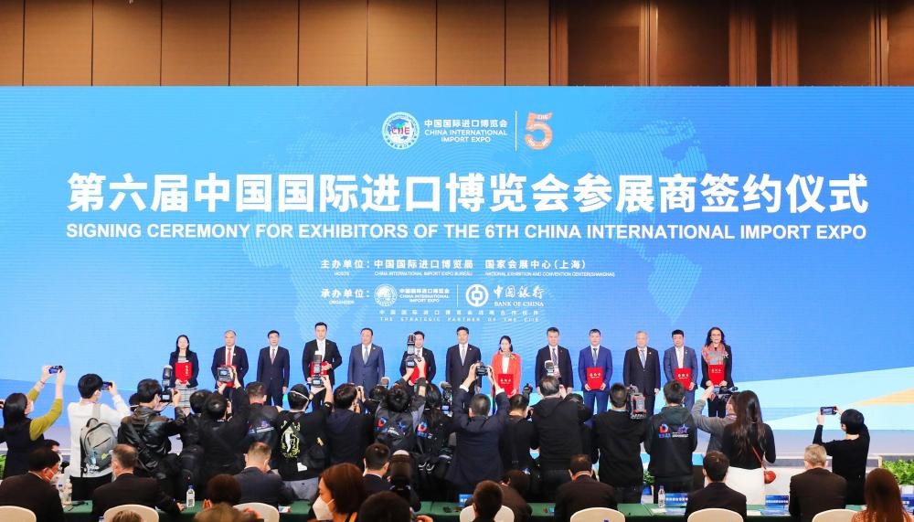 2022年11月6日，2022年中國(guó)國(guó)際進(jìn)口博覽會(huì)參展商聯(lián)盟大會(huì)在上海舉行。這是在大會(huì)期間進(jìn)行的第六屆進(jìn)博會(huì)參展商簽約儀式。新華社記者 方喆 攝