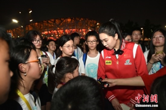 圖為小學(xué)員向李曉霞分享自己運動經(jīng)歷。<a target='_blank' href='/' ><p align=