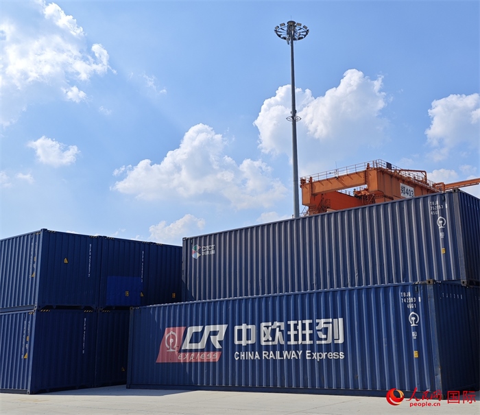 8月3日，中歐班列（中豫號(hào)）集裝箱在鄭州車(chē)站海關(guān)等候查驗(yàn)。人民網(wǎng) 崔譯戈攝