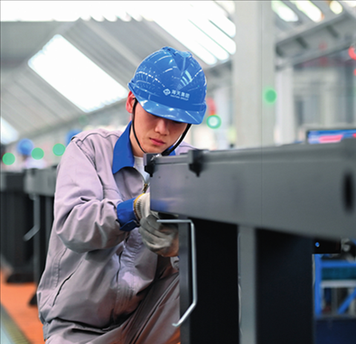 工人在海天國際控股有限公司海天大港生產(chǎn)基地作業(yè)（2023年2月1日攝）。黃宗治攝/本刊