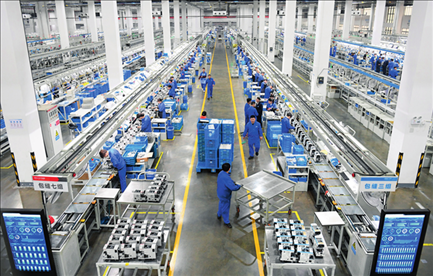 在位于浙江省臺(tái)州市的杰克科技股份有限公司，工作人員在裝配車間裝配縫紉機(jī)（2023年3月23日攝）。翁忻旸攝/本刊