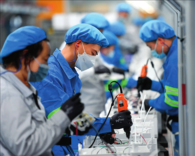 工人在浙江沁園水處理科技有限公司生產(chǎn)車間組裝家用凈水產(chǎn)品（2023年3月22日攝）。黃宗治攝/本刊