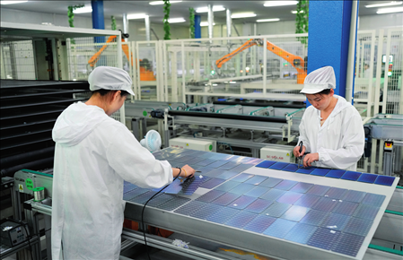 在浙江省臺(tái)州市黃巖區(qū)省級(jí)專精特新“小巨人”企業(yè)浙江公元新能源科技股份有限公司，工作人員生產(chǎn)太陽能電池組（2023年8月9日攝）。翁忻旸攝/本刊