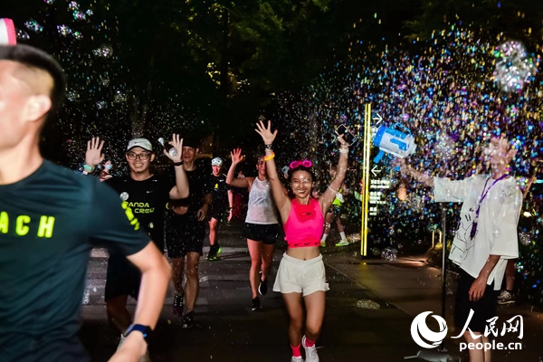 運(yùn)動(dòng)愛好者參加上海外灘楓徑NIKE熒光跑。圖片由BFC外灘金融中心提供