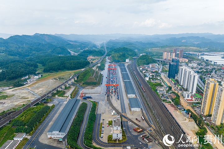 航拍貴陽國際陸港。人民網(wǎng)記者 涂敏攝