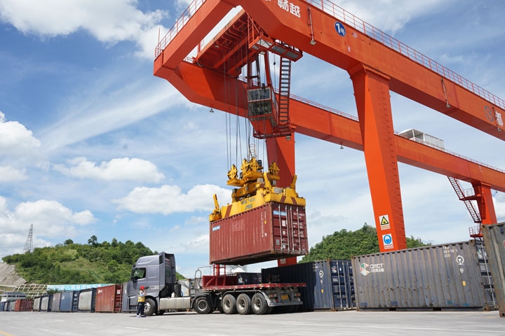 在貴陽國際陸港，正在作業(yè)的龍門吊。貴陽綜保區(qū)供圖