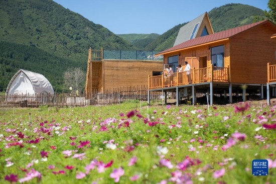 8月12日，游客在寧夏固原市涇源縣大灣鄉(xiāng)楊嶺村的民宿聊天。新華社記者 李旭倫 攝