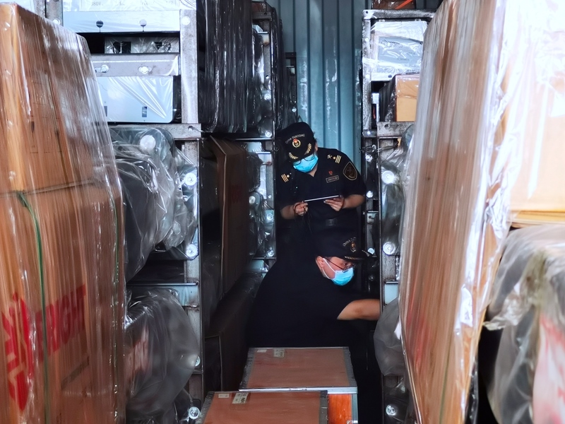 關(guān)員利用工業(yè)內(nèi)窺鏡在集裝箱內(nèi)進(jìn)行查驗(yàn)。人民網(wǎng)記者 栗翹楚攝