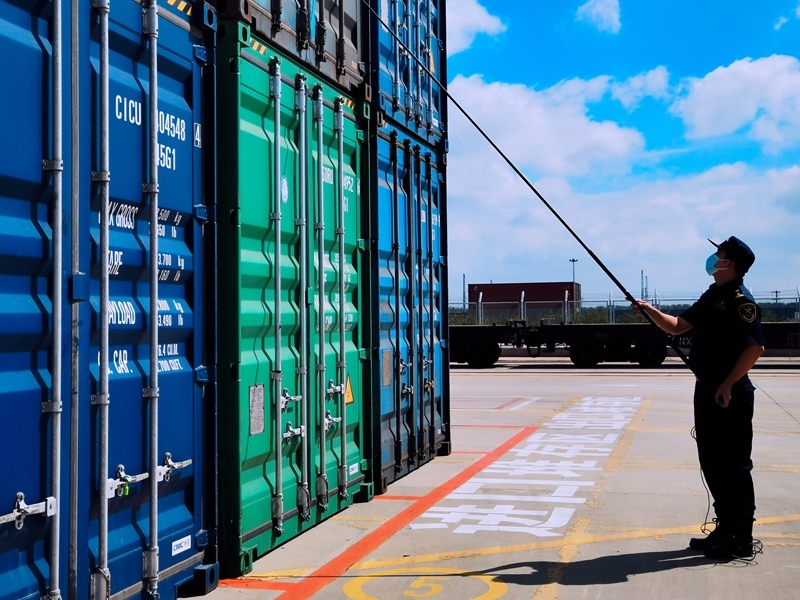 關(guān)員利用工業(yè)內(nèi)窺鏡檢查箱號、鎖號、封志情況。人民網(wǎng)記者 栗翹楚攝