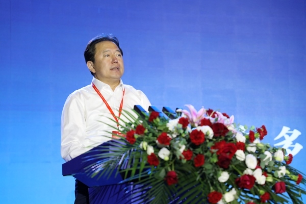 鄂爾多斯市委常委、伊金霍洛旗委書記華瑞鋒致辭。人民網(wǎng)記者 李乃妍攝