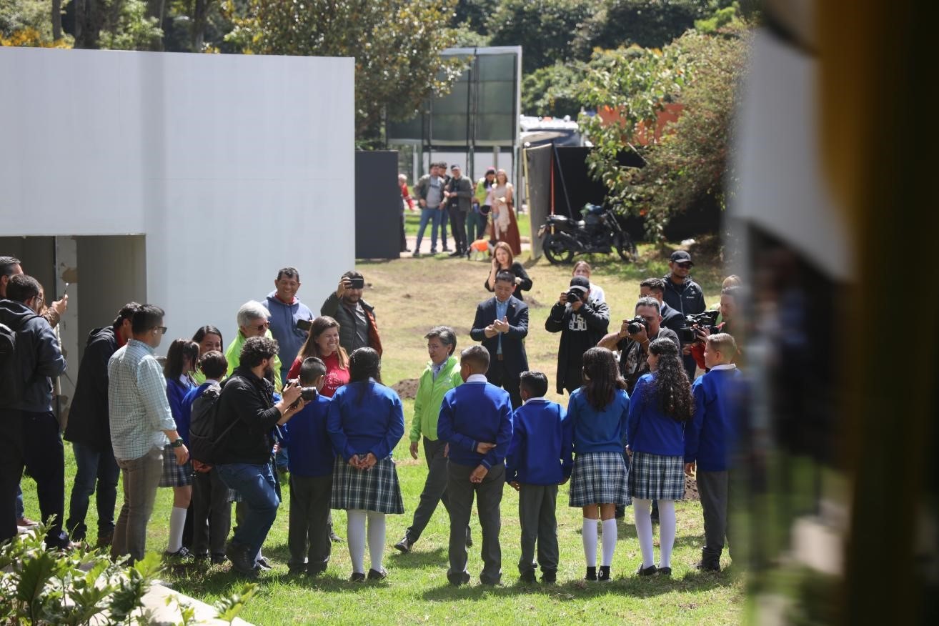 波哥大市長(zhǎng)克勞迪婭·洛佩茲與參加活動(dòng)的學(xué)生代表交流。中國(guó)港灣波哥大地鐵一號(hào)線項(xiàng)目供圖