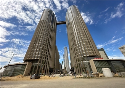 埃及新行政首都CBD項(xiàng)目P4標(biāo)段高層辦公樓。 嚴(yán)川吉雨攝