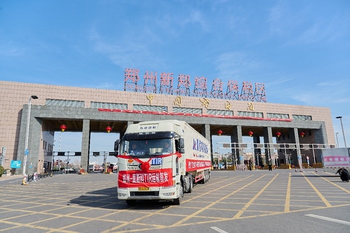 2023年2月20日，鄭州—莫斯科TIR運(yùn)輸首發(fā)車輛駛出鄭州新鄭綜合保稅區(qū)。新鄭海關(guān)供圖
