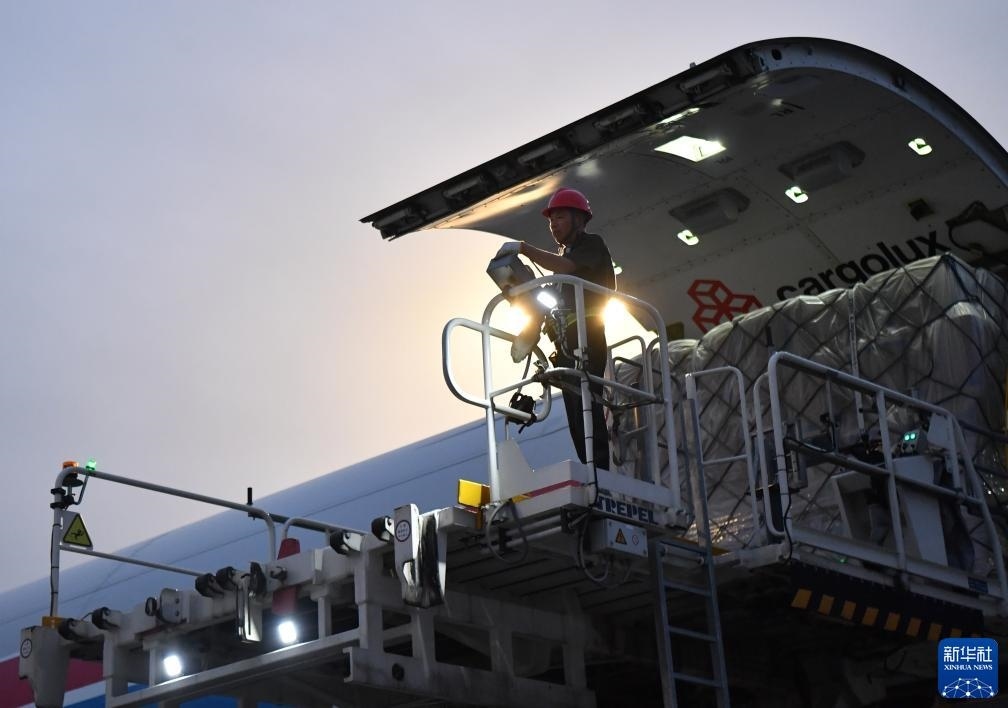8月1日，工作人員在中國鄭州新鄭國際機場為一架盧森堡貨航貨機裝貨。新華社記者 李嘉南 攝
