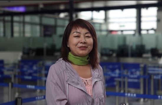 7月22日，曾經(jīng)在老撾瑯勃拉邦工作過3年的加拿大華僑孫月玲乘坐中老鐵路國(guó)際旅客列車從中國(guó)出境。衛(wèi)海林 攝