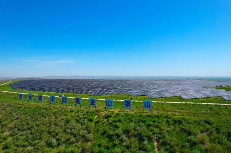 勝利能源露天礦排土場(chǎng)15.3萬千瓦光伏電站并網(wǎng)發(fā)電。受訪者供圖