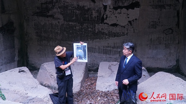 毒氣島歷史研究所事務(wù)局長山內(nèi)正之在毒氣儲(chǔ)存遺址為大家介紹日軍發(fā)動(dòng)毒氣戰(zhàn)的罪證。人民網(wǎng) 蔣曉辰攝