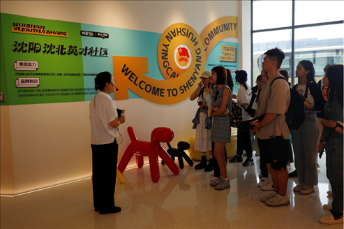 記者團在輝山英才社區(qū)采訪。北京外國語大學 許青攝