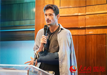 萊昂·麥卡倫分享張家界故事。人民網(wǎng) 郭錦標(biāo)攝