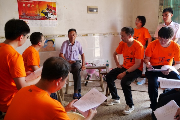 江西上饒“千村調查”分隊于余干縣上西源村入戶調查。校方供圖