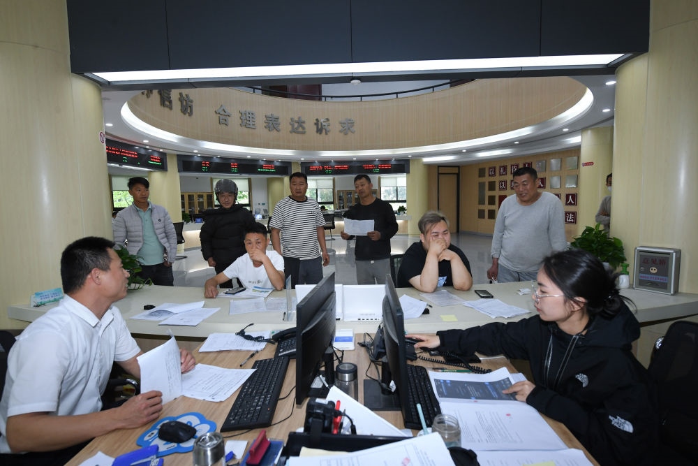 浙江省安吉縣社會(huì)治理中心工作人員在處理群眾信訪訴求（5月8日攝）。新華社記者 翁忻旸 攝