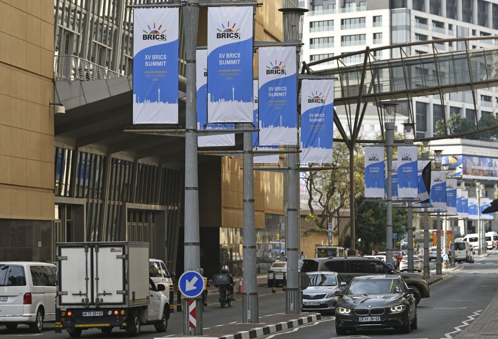 這是8月17日在南非約翰內(nèi)斯堡拍攝的金磚峰會(huì)條幅。金磚國(guó)家領(lǐng)導(dǎo)人第十五次會(huì)晤將于南非約翰內(nèi)斯堡舉行。新華社記者 陳誠(chéng) 攝