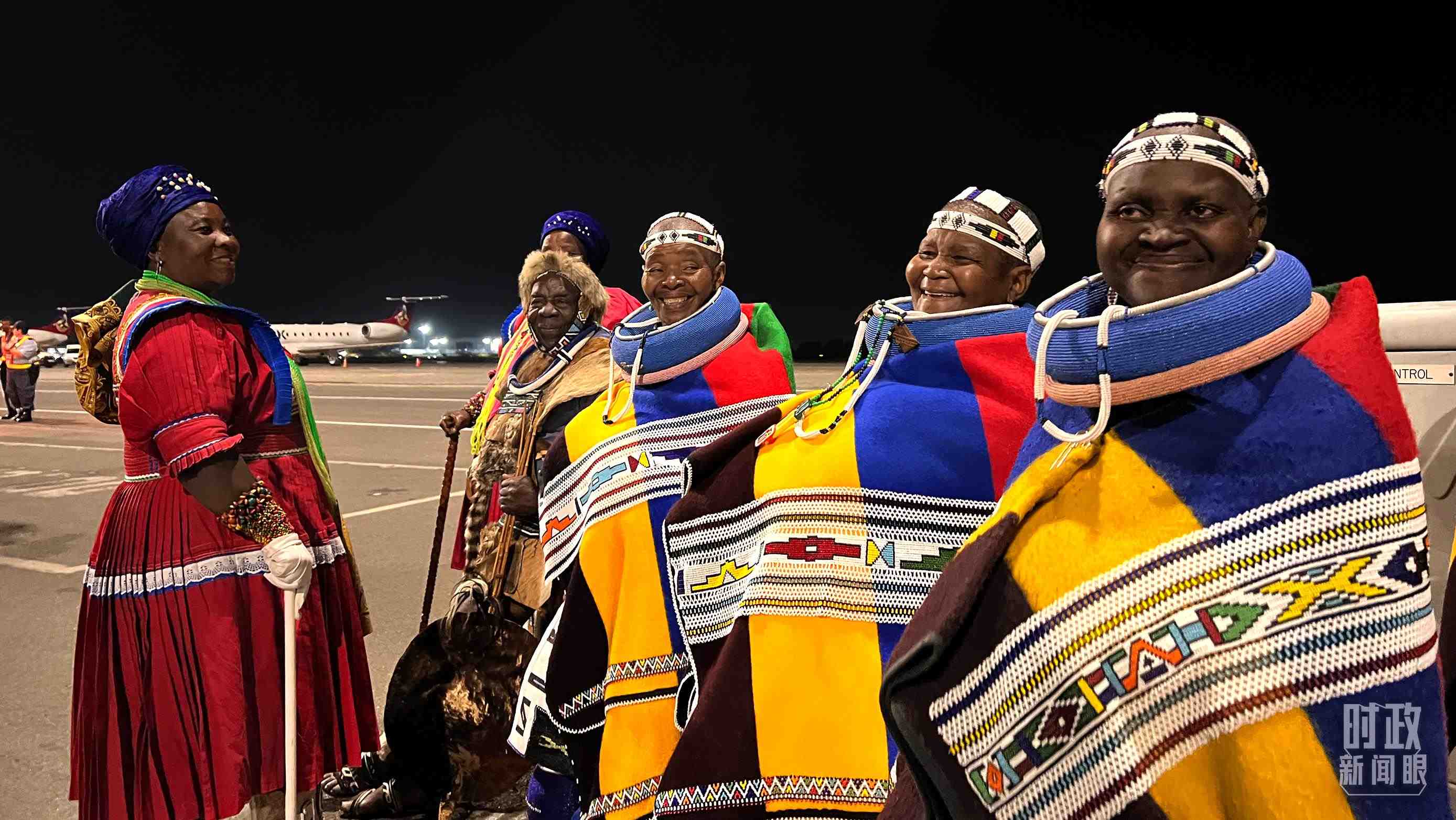 △身穿民族服裝的當?shù)孛癖姟＃偱_央視記者程鋮拍攝）