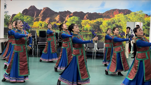 臨潢家園社區(qū)居民在烏蘭牧騎排練廳編排舞蹈。人民網(wǎng)記者 金洪花攝