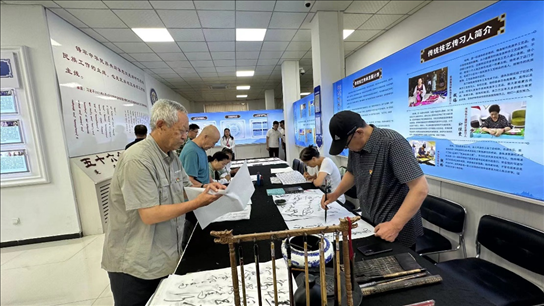 臨潢家園社區(qū)居民在書法練習(xí)室練習(xí)書法。人民網(wǎng)記者 金洪花攝