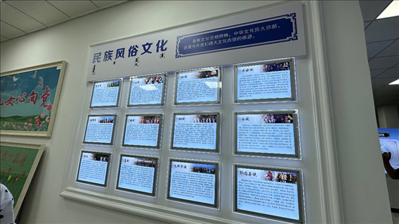社區(qū)服務(wù)中心內(nèi)民族風(fēng)俗文化墻。人民網(wǎng)記者 金洪花攝