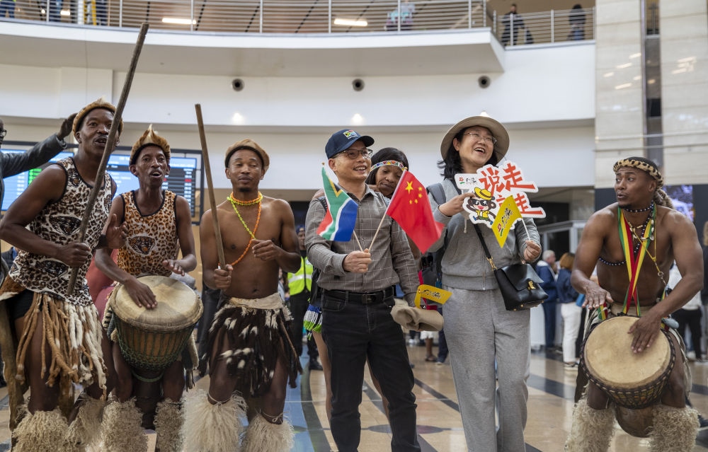 在南非約翰內(nèi)斯堡坦博國(guó)際機(jī)場(chǎng)，南非舞蹈演員歡迎中國(guó)試點(diǎn)恢復(fù)出境團(tuán)隊(duì)旅游后首批抵達(dá)南非的中國(guó)游客（2023年3月29日攝）。