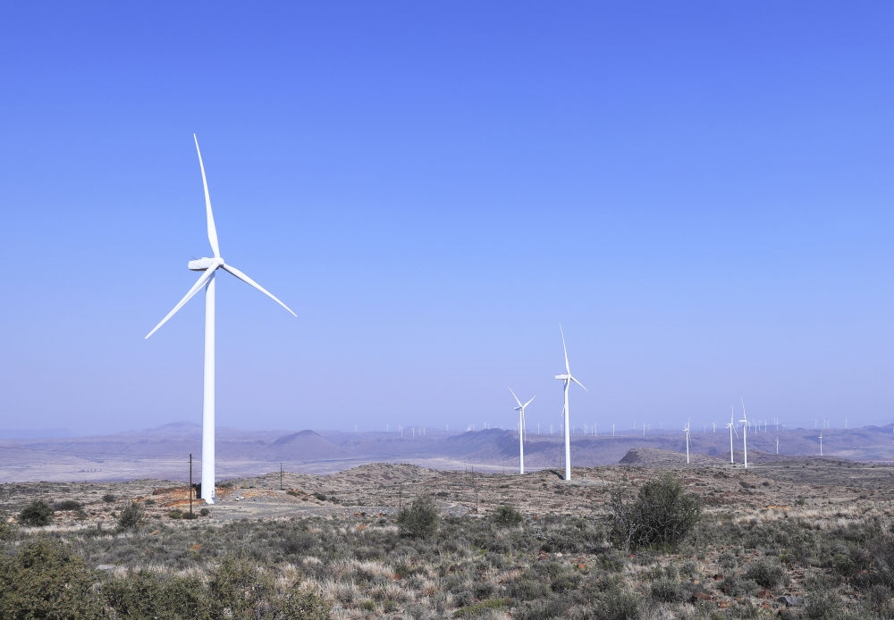 這是在南非北開普省德阿鎮(zhèn)拍攝的德阿風(fēng)電項(xiàng)目風(fēng)機(jī)（2023年8月10日攝）。由中國(guó)龍?jiān)措娏瘓F(tuán)南非公司運(yùn)營(yíng)的德阿風(fēng)電項(xiàng)目每年發(fā)電量超過7.5億千瓦時(shí)，相當(dāng)于節(jié)約20多萬噸標(biāo)準(zhǔn)煤，減排二氧化碳約70萬噸。